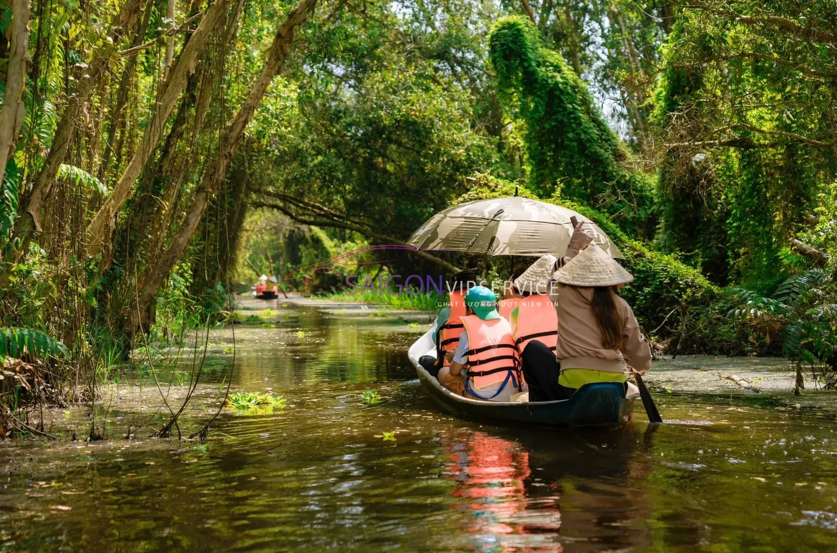 Trải nghiệm đi xuồng ba lá len lỏi qua các con rạch nhỏ phủ kín bèo tấm trong rừng tràm Tân Lập.