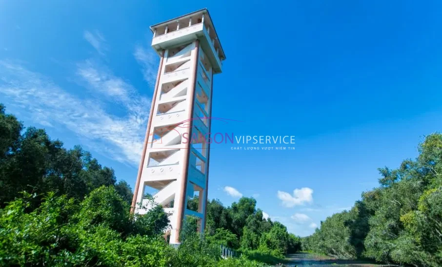 Tháp quan sát cao 38m nổi bật giữa bầu trời xanh, điểm ngắm cảnh lý tưởng tại Làng nổi Tân Lập