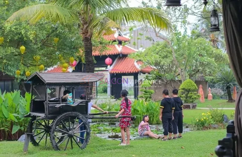 Kiến trúc nhà ngói truyền thống mộc mạc bao quanh bởi ao nước và cây xanh yên bình tại Khu du lịch Bến Xưa.
