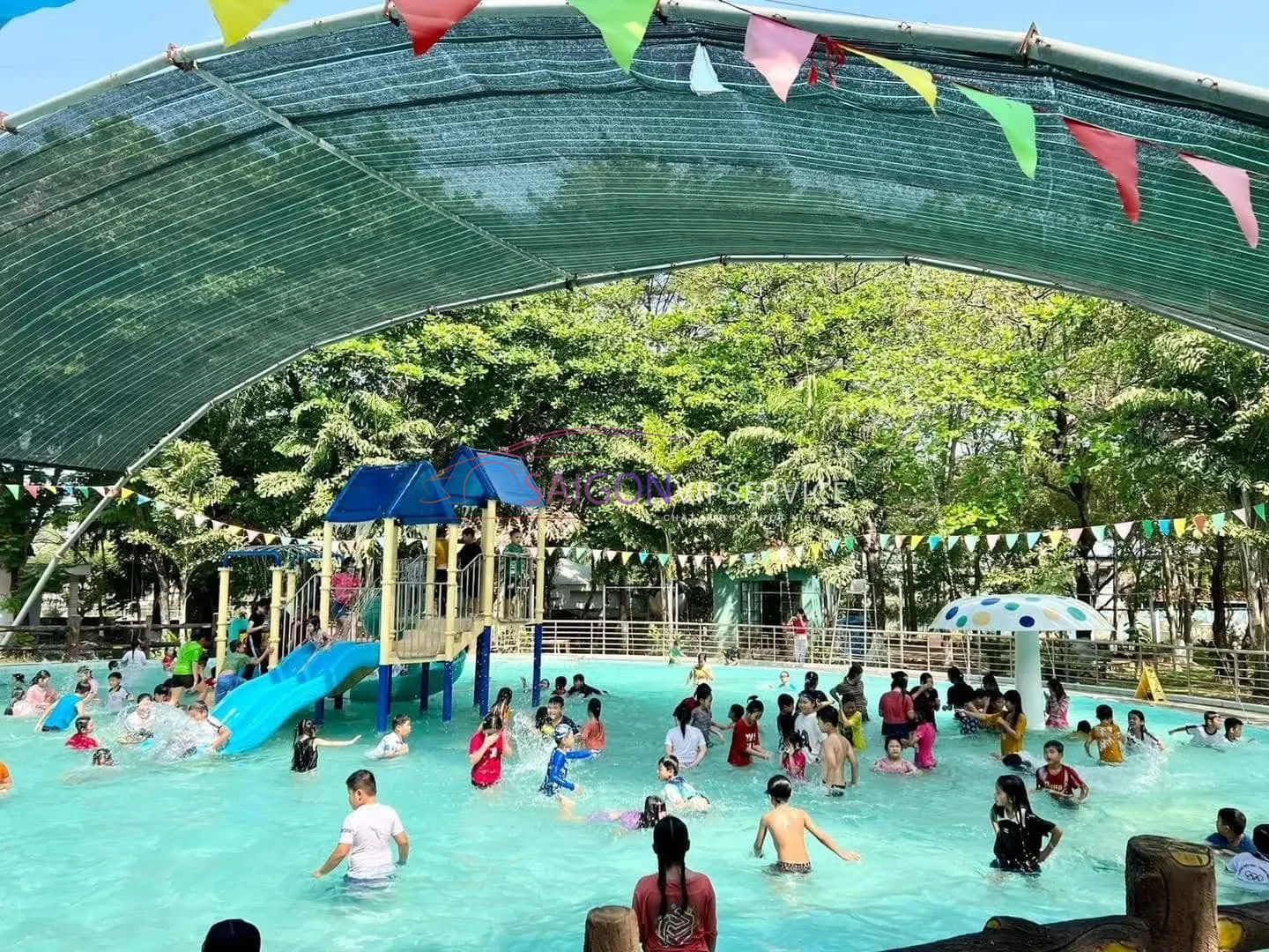 Khu vực hồ bơi và vui chơi giải trí ngoài trời rợp bóng mát dành cho du khách tại Khu du lịch Bửu Long
