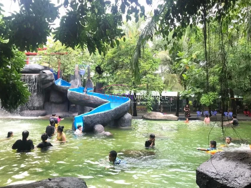 Trải nghiệm trò chơi máng trượt nước uốn lượn giữa không gian thiên nhiên sinh thái tại Khu du lịch Song Long.