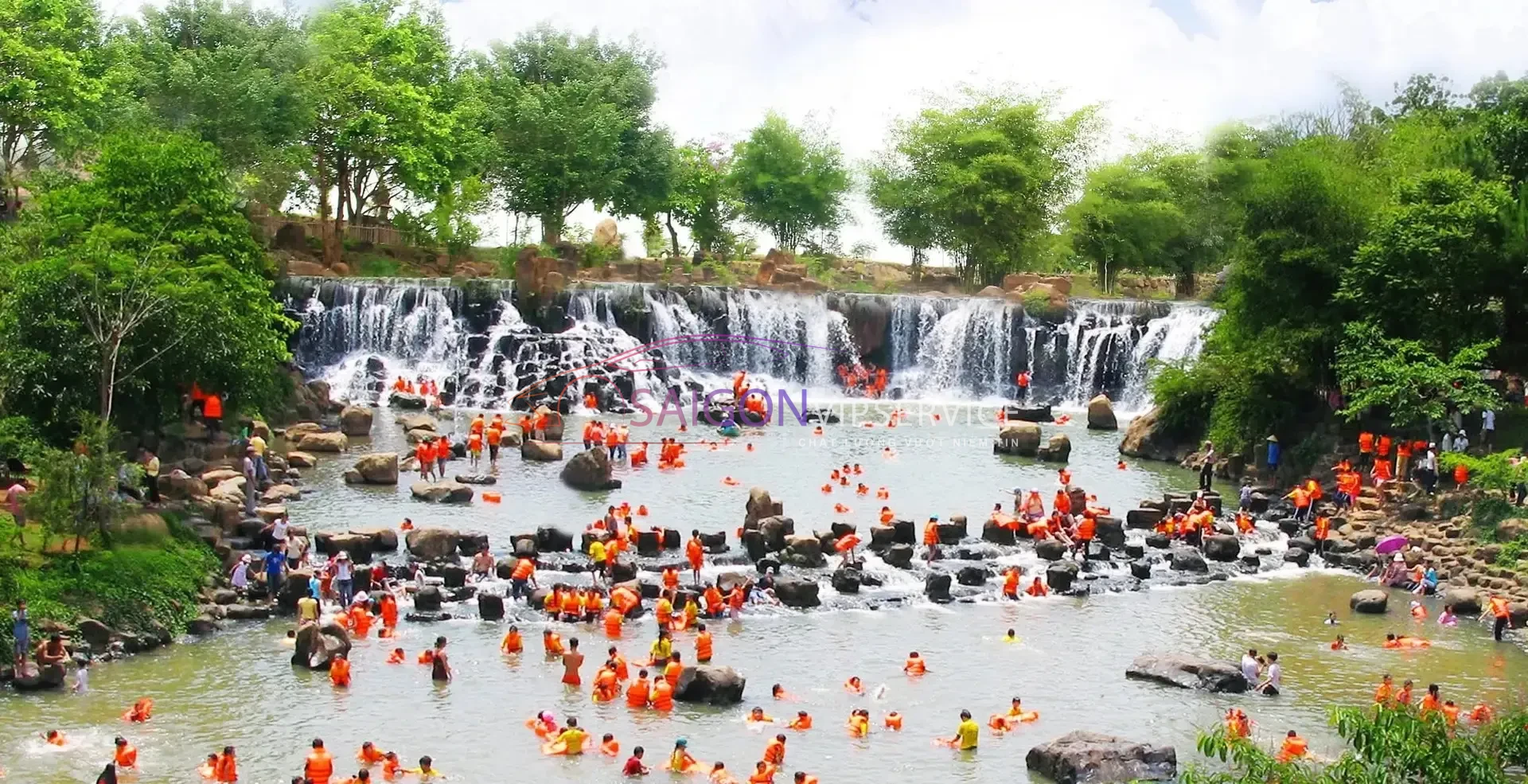 Du khách tập trung vui chơi giải trí và tắm mát dưới dòng nước tự nhiên tại Khu du lịch Thác Giang Điền