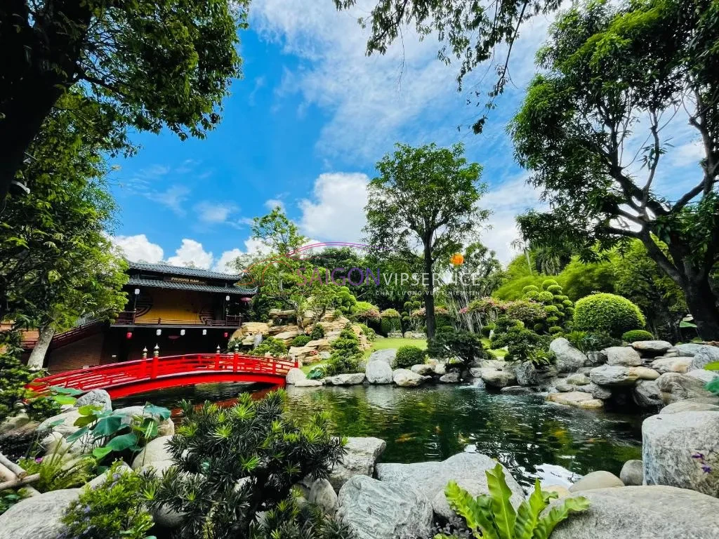Cảnh quan sân vườn ngập tràn cây xanh cùng lối kiến trúc nhà truyền thống đẹp mắt tại Phương Nam Resort