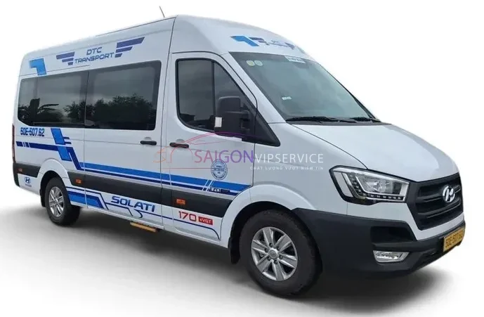 Dịch vụ cho thuê xe Hyundai Solati 16 chỗ ghế U màu trắng thanh lịch. Đội xe luôn được bảo dưỡng định kỳ, vệ sinh sạch sẽ, cam kết mang đến sự an tâm tuyệt đối cho khách hàng trên mọi nẻo đường.