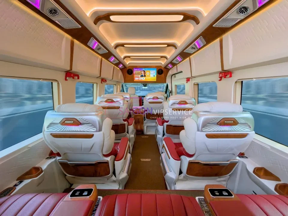 Chiêm ngưỡng toàn cảnh nội thất xa hoa, trang bị màn hình TV giải trí sắc nét, không gian thoáng đãng, lý tưởng cho những hành trình cao cấp.
