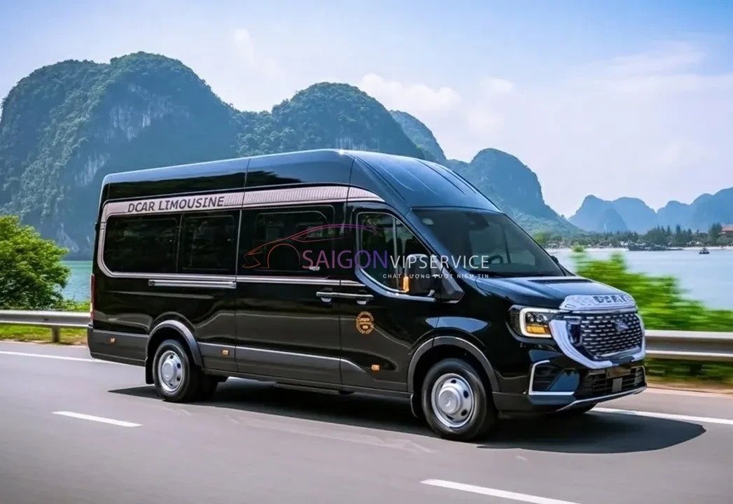 Dịch vụ cho thuê xe Ford DCar VIP 12 chỗ ngoại thất đen uy phong, động cơ mạnh mẽ. Lựa chọn tuyệt vời, an toàn cho các chuyến du lịch, dã ngoại hoặc công tác xa đường dài.