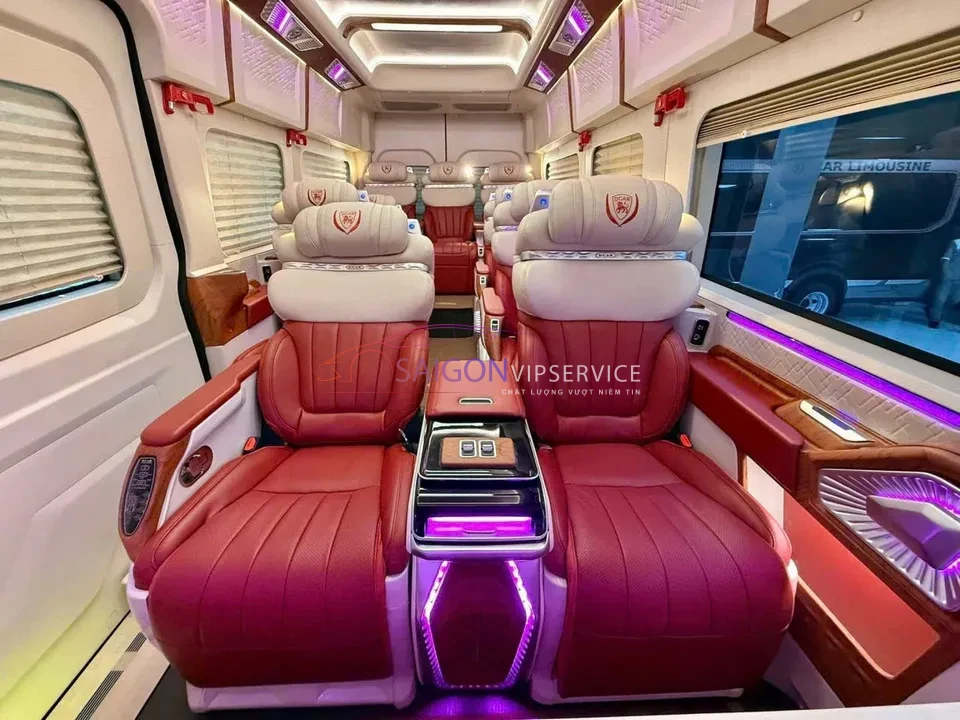 Thiết kế ghế VIP độc lập, rộng rãi trên dòng xe Ford DCar VIP 12 chỗ. Ghế tích hợp bệ đỡ chân và tính năng ngả sâu linh hoạt, mang đến tư thế thư giãn hoàn hảo cho hành trình dài.