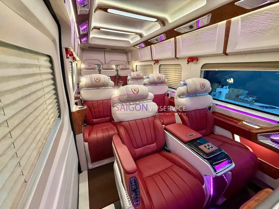 Tận hưởng chuyến đi sang trọng trong không gian nội thất xe Ford DCar VIP 12 chỗ. Sự kết hợp hoàn hảo giữa ghế da đỏ mận êm ái và hệ thống ánh sáng trần LED hoàng gia ấn tượng.
