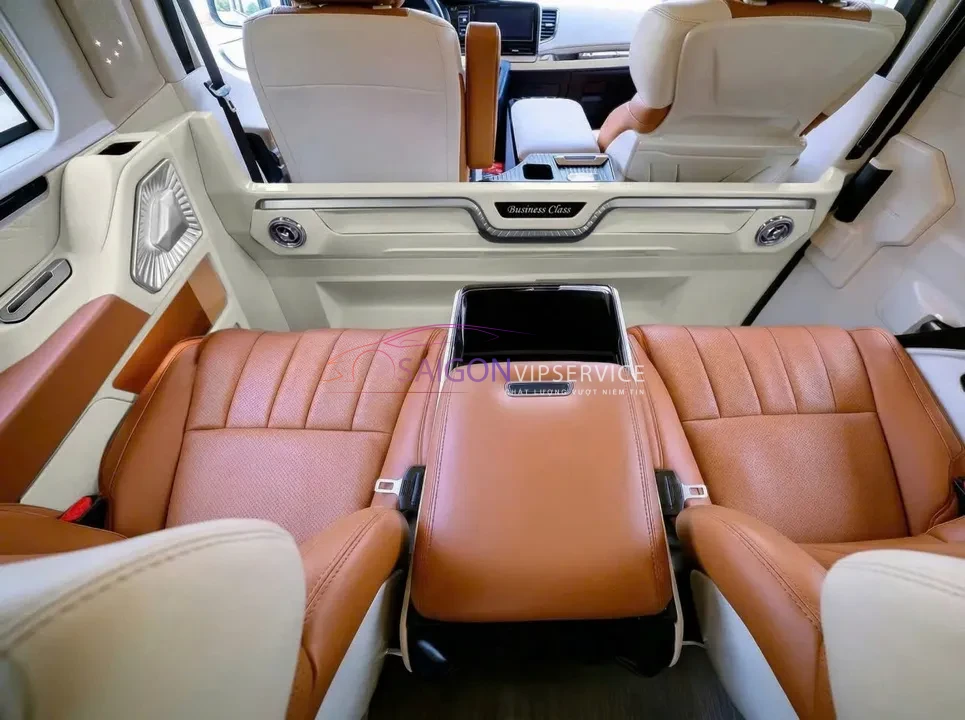 Trải nghiệm tiện nghi đỉnh cao với bệ tỳ tay tích hợp bảng điều khiển thông minh khi thuê xe Limousine 12 chỗ DCar VIP. Thiết kế tinh tế giúp hành khách dễ dàng tùy chỉnh mọi tiện ích cá nhân.