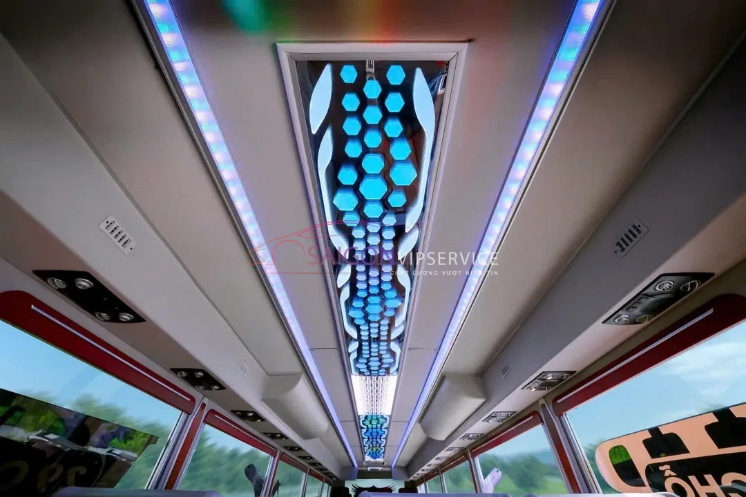 Xe DCar Thượng Đỉnh 29 chỗ sở hữu hệ thống đèn trần LED tổ ong độc đáo. Ánh sáng vòm trời sao dịu mắt tạo nên không gian nghệ thuật sang trọng và thư giãn.