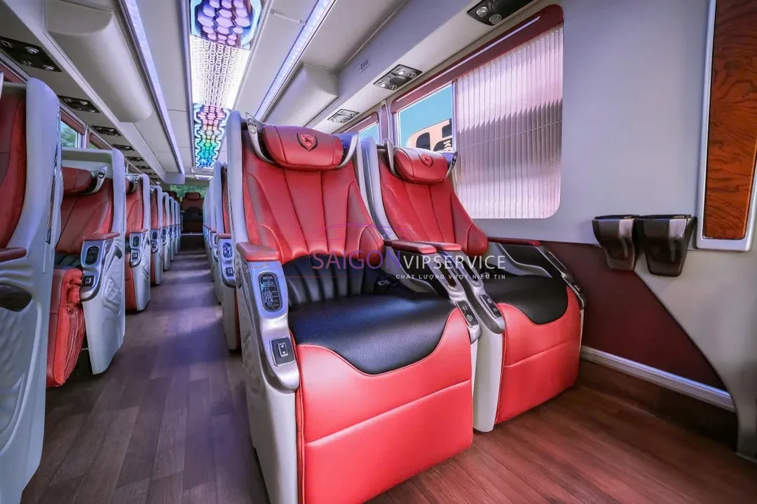 Trải nghiệm sự êm ái từ hệ thống ghế VIP bọc da cao cấp của xe DCar Thượng Đỉnh 29 chỗ. Thiết kế form ghế ôm sát cơ thể, bảo vệ cột sống tối ưu.