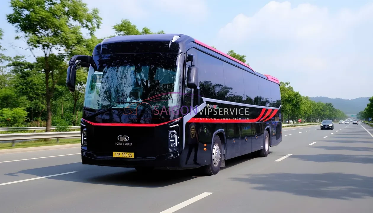 Khám phá dòng xe Kim Long Luxury 29 chỗ cao cấp. Thiết kế ngoại thất đen đỏ ấn tượng, diện mạo uy phong, khẳng định đẳng cấp cho mọi chuyến đi du lịch, công tác hay đưa đón khách VIP.