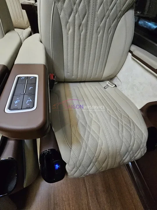 Sự thoải mái bắt đầu từ chính chỗ ngồi. Đệm ghế dày dặn, bệ tỳ tay ốp gỗ tích hợp nút bấm tiện lợi mang đến trải nghiệm trọn vẹn và hoàn mỹ nhất.
