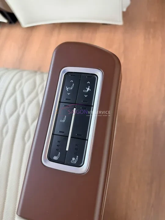 Trải nghiệm công nghệ tiện ích với cụm điều khiển ghế chỉnh điện thông minh. Dễ dàng thay đổi tư thế ngả lưng, nâng chân trên xe Kim Long VIP 29 chỗ Massage chỉ với một chạm.