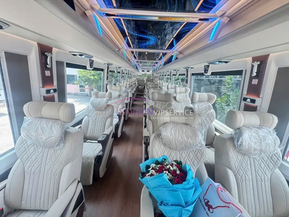 Xe Kim Long VIP 29 chỗ Massage mang đến trải nghiệm di chuyển đỉnh cao. Nội thất bọc da màu be thanh lịch, ánh sáng hài hòa, là lựa chọn số 1 cho các đoàn khách V.I.P.