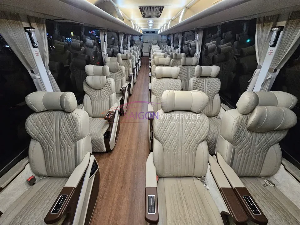 Thiết kế khoang hành khách khoa học trên xe Kim Long VIP 29 chỗ Massage. Lối đi thông thoáng giúp hành khách di chuyển dễ dàng, đảm bảo không gian riêng tư cho từng ghế.