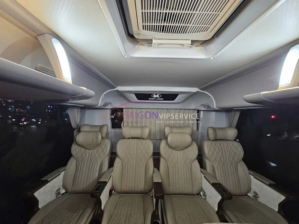 Băng ghế sau rộng rãi trên Kim Long VIP 29 chỗ Massage. Thiết kế tối ưu không gian, độ ngả lưng hoàn hảo, phù hợp cho nhóm gia đình hay bạn bè muốn ngồi cạnh nhau.