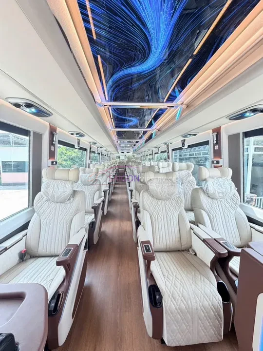 Khám phá trần xe nghệ thuật của Kim Long VIP 29 chỗ Massage. Ánh sáng LED đa sắc màu mô phỏng không gian vũ trụ, nâng tầm đẳng cấp cho mọi chuyến đi du lịch, công tác.
