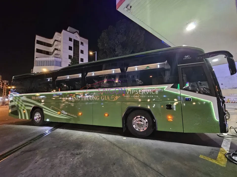 Dịch vụ cho thuê xe Kim Long VIP 29 chỗ Massage. Ngoại thất xe màu xanh đen hiện đại, diện mạo bắt mắt, đảm bảo an toàn và êm ái cho mọi chuyến hành trình xuyên ngày đêm.