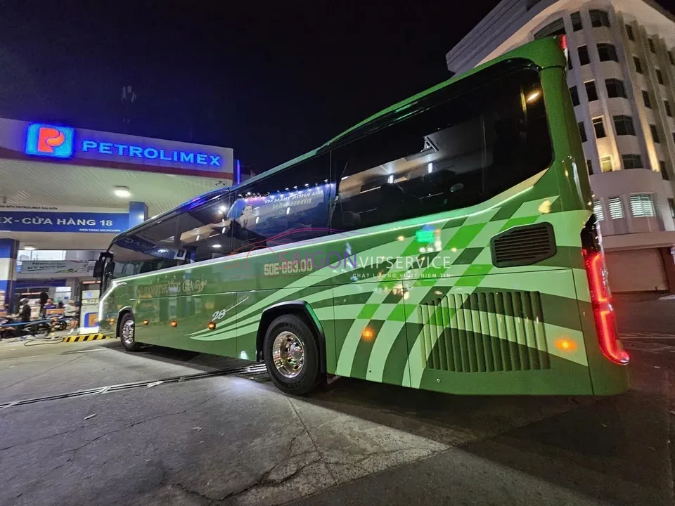 Dịch vụ xe Kim Long VIP 29 chỗ massage mang đến phong cách di chuyển hiện đại, đẳng cấp. Kính xe liền khối che nắng, bảo vệ sự riêng tư tối đa cho hành khách bên trong.