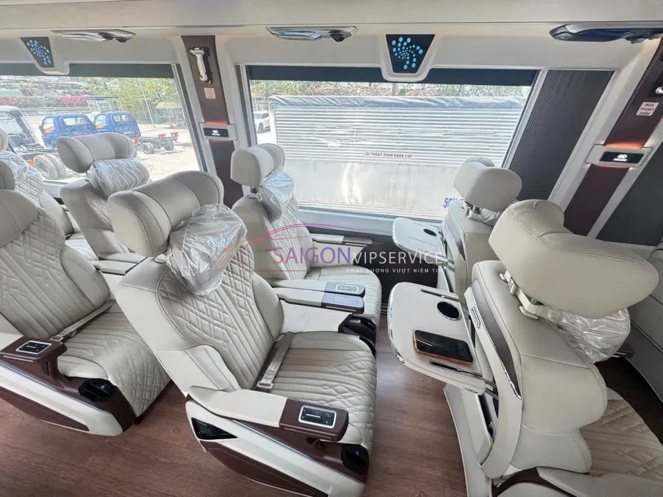 Chăm chút từng chi tiết nhỏ nhất. Xe Kim Long VIP 29 chỗ Massage trang bị bàn làm việc mini, khay để nước chắc chắn, mang đến trải nghiệm y như trên khoang hạng thương gia của máy bay.