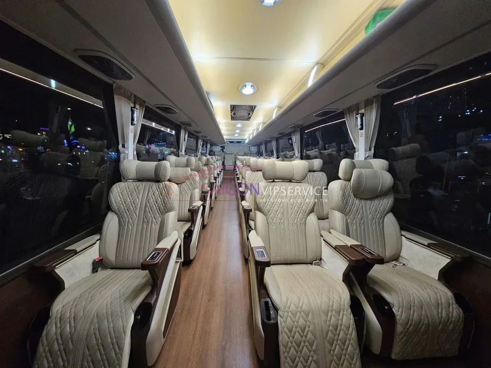 Hệ thống ghế ngồi form rộng, nệm đúc nguyên khối chống mỏi trên Kim Long VIP 29 chỗ Massage. Sự đầu tư hoàn hảo cho chất lượng giấc ngủ của bạn trên những chuyến đi xa.