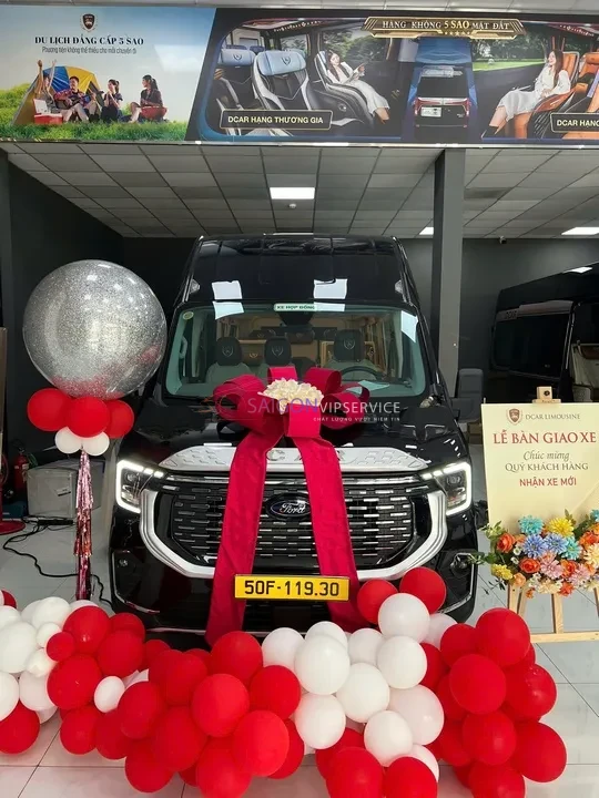 Thiết kế ngoại thất đen bóng sang trọng, là lựa chọn hoàn hảo cho các doanh nghiệp vận tải cao cấp và dịch vụ đưa đón khách VIP.