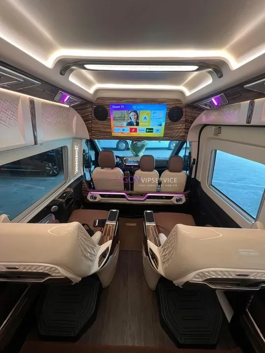 Khám phá không gian nội thất xa hoa khi thuê xe DCar Thượng Đỉnh VIP 9 chỗ. Trang bị màn hình TV giải trí sắc nét, vách ngăn tinh tế mang đến trải nghiệm di chuyển đẳng cấp như khoang hạng nhất.