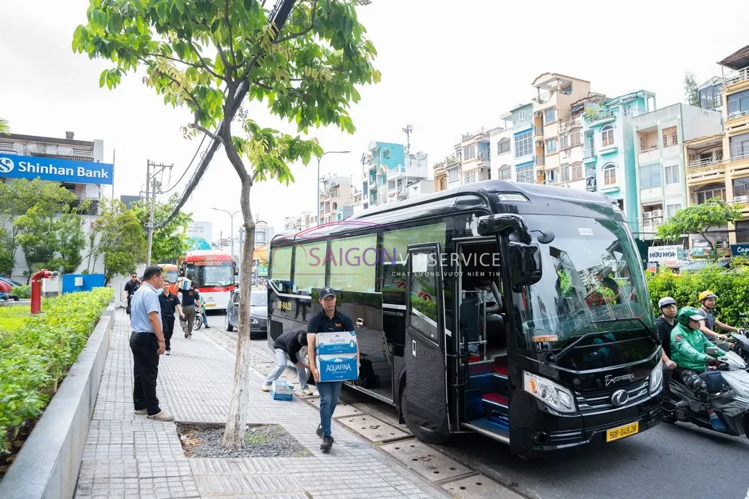 Đoàn xe xuất phát từ Etown Central theo lịch trình thuê xe đi Phan Thiết 2 ngày 1 đêm