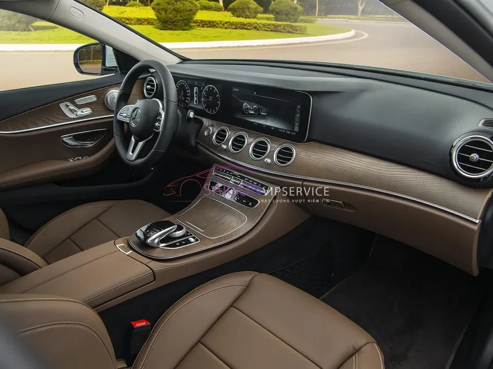 Chiêm ngưỡng nội thất tinh tế kết hợp da bọc màu nâu sang trọng của Mercedes E200. Không gian di chuyển hoàn mỹ, cách âm đỉnh cao, nâng tầm phong cách cho doanh nhân thành đạt. Dịch vụ cho thuê xe Mercedes E200 TPHCM đẳng cấp đến từ Saigon VIP Service.