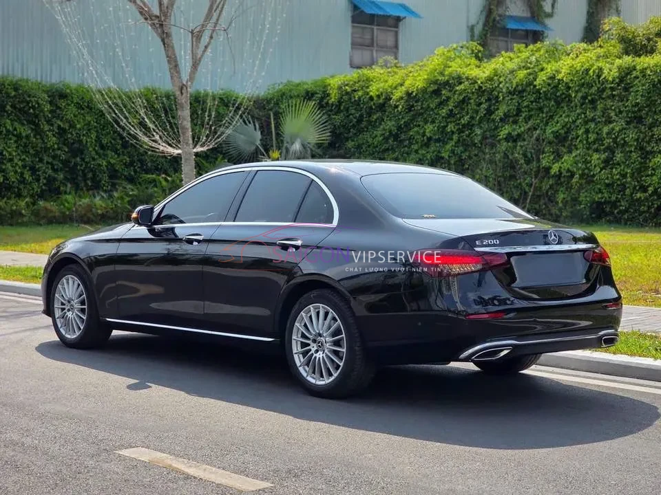 Cung cấp dịch vụ thuê xe sang Mercedes E200 đời mới với ngoại thất đen bóng uy quyền. Đội ngũ tài xế chuyên nghiệp, đúng giờ, cam kết mang đến sự an tâm và hài lòng cao nhất.