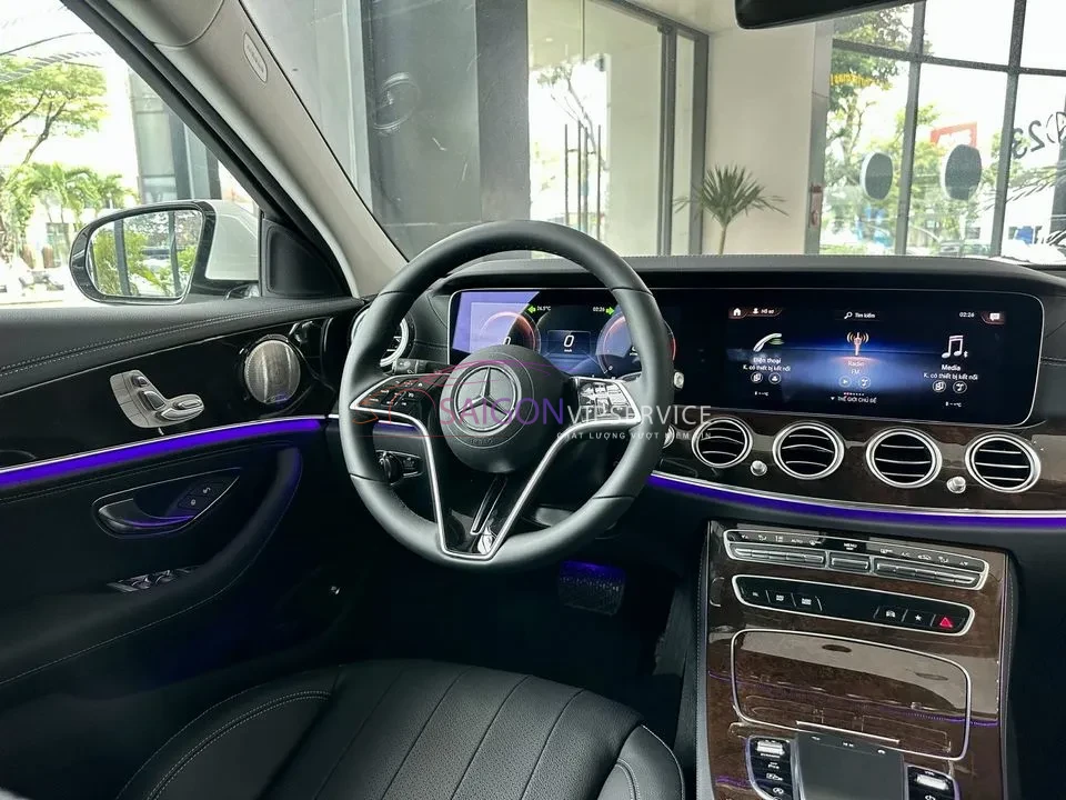 Trải nghiệm khoang lái đậm chất công nghệ của Mercedes E200. Xe được trang bị màn hình kép tràn viền cùng hệ thống đèn viền nội thất lộng lẫy, khẳng định chuẩn mực xe sang.