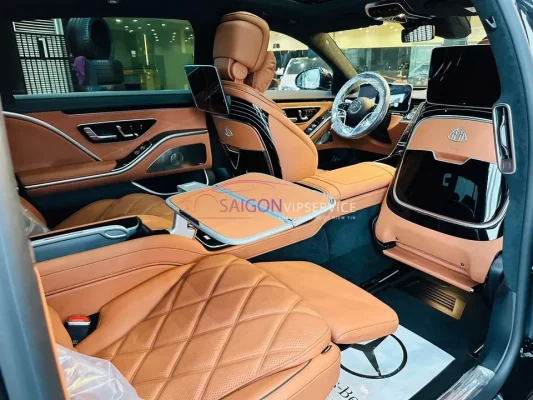 Khám phá không gian ghế VIP trên Mercedes S450 với bàn làm việc gập gọn tiện lợi. Tiện nghi chuẩn hạng thương gia giúp bạn dễ dàng xử lý công việc ngay trên những chuyến đi bận rộn.