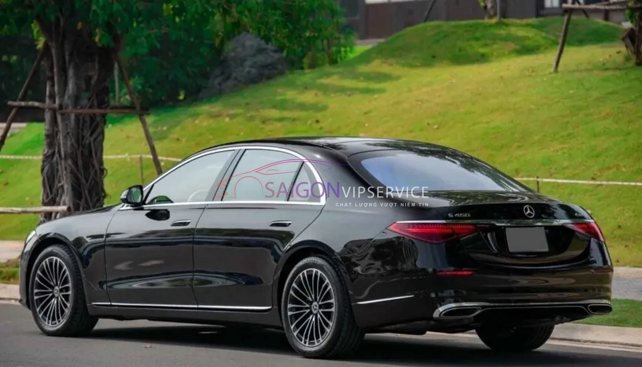 Thuê xe Mercedes S450 đời mới với thiết kế thân xe khí động học tuyệt mỹ. Khẳng định phong thái của người dẫn đầu, mang lại sự tự tin và uy tín cho mọi cuộc gặp gỡ đối tác.