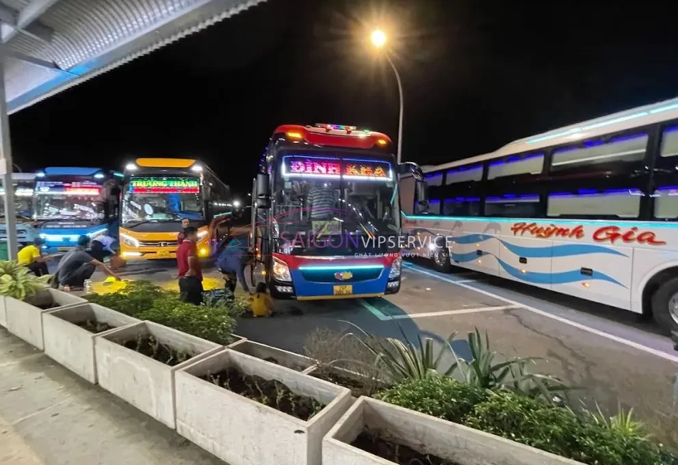 Hình ảnh Trạm dừng chân FUTA tại Km47+500 cao tốc Phan Thiết – Dầu Giây với hạ tầng hiện đại, trạm xăng và khu ăn uống.