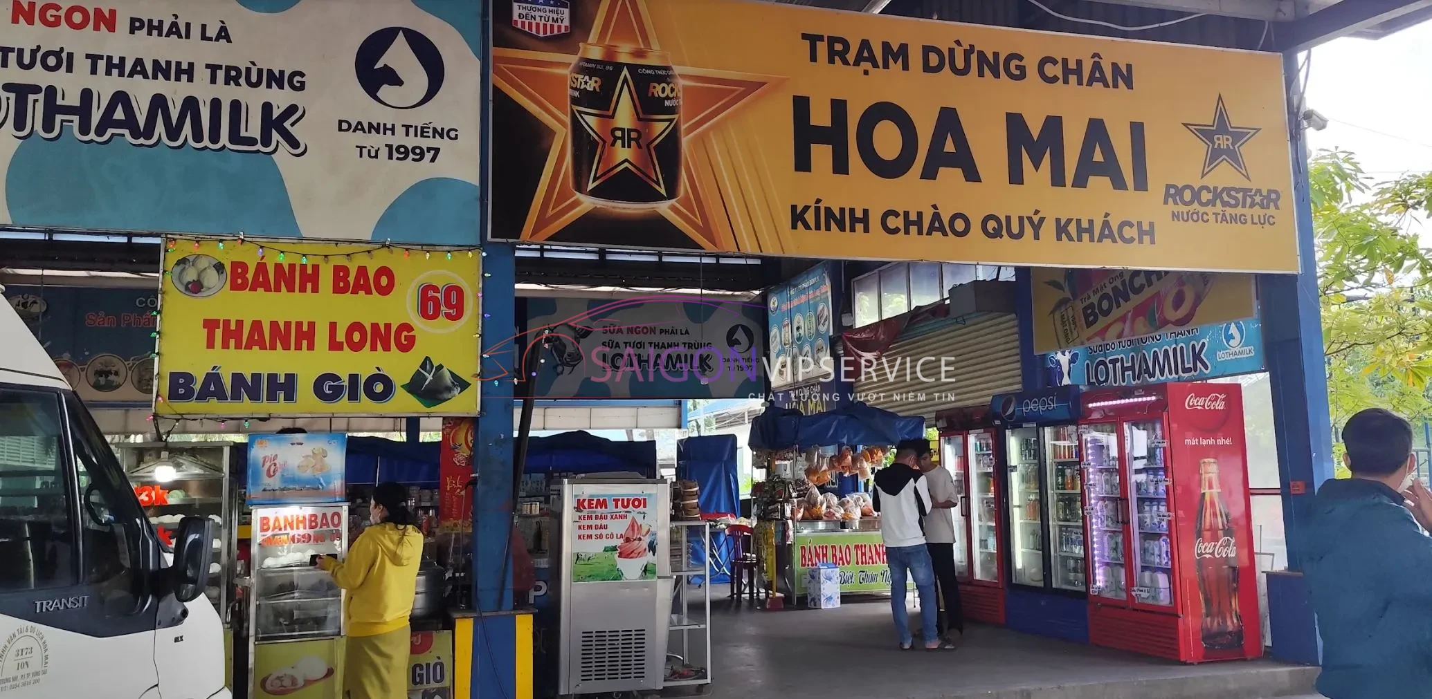 Hình ảnh Trạm dừng chân Hoa Mai với bãi đỗ xe lớn và khu dịch vụ tiện ích phục vụ hành khách đi xe tuyến cố định.