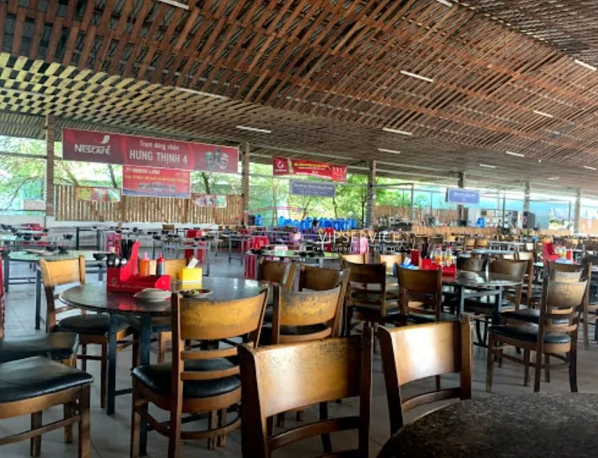 Hình ảnh Trạm dừng chân Hưng Thịnh 4 trên Quốc lộ 1A (Đồng Nai) cung cấp không gian nghỉ ngơi thoáng mát và cơm phần.