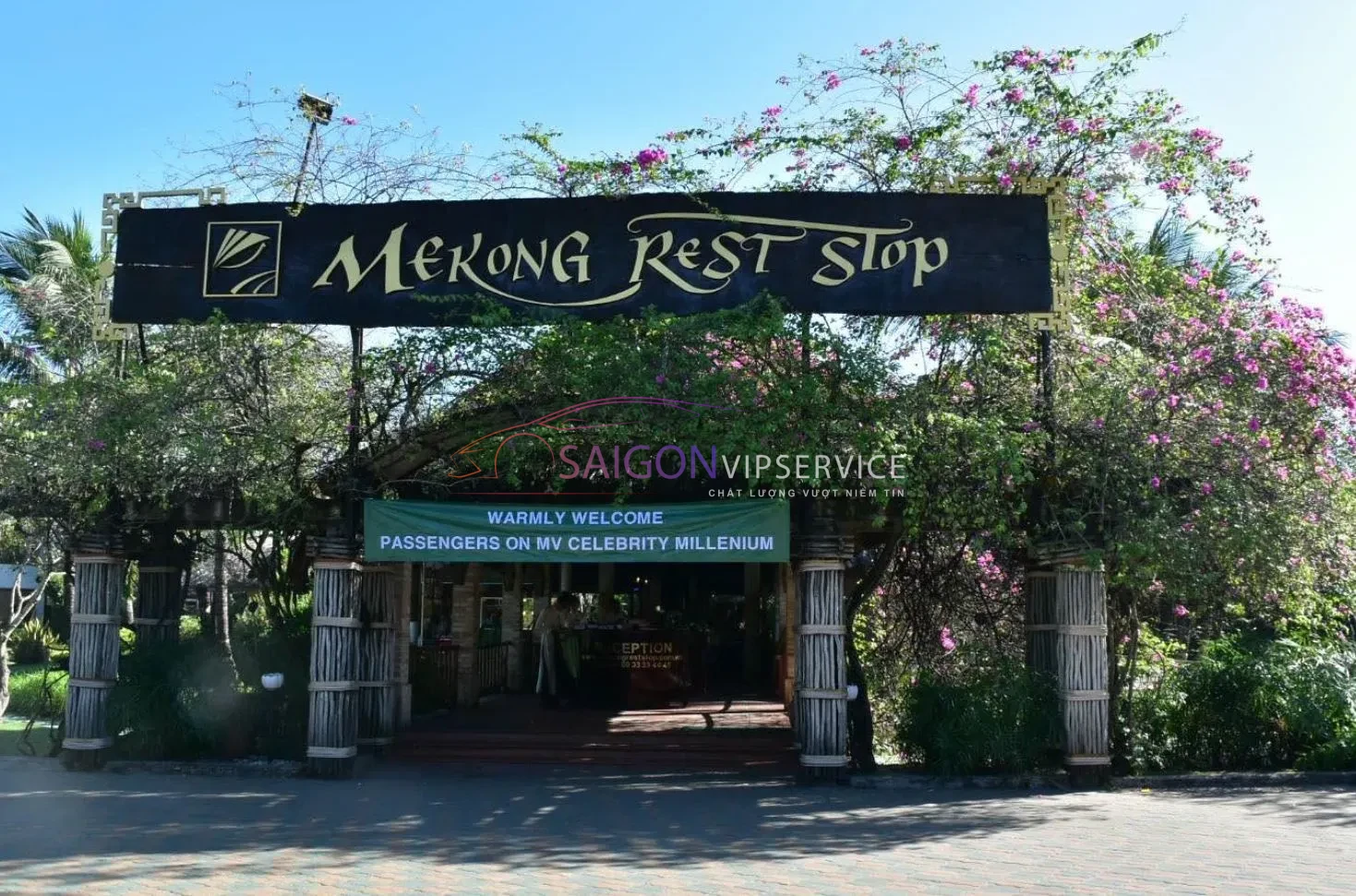 Hình ảnh Trạm dừng chân Mekong Rest Stop Tiền Giang mang phong cách sinh thái miền Tây với tiểu cảnh sông nước và cầu tre.