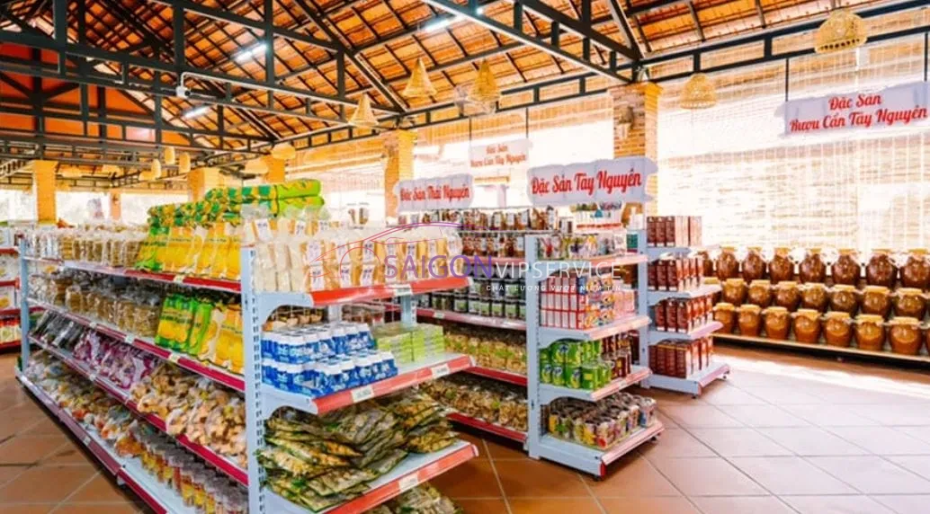 Hình ảnh Trạm dừng chân Phúc Lộc Thọ trên Quốc lộ 14 (Bù Đăng, Bình Phước) tích hợp nhà hàng, trạm xăng và đặc sản.