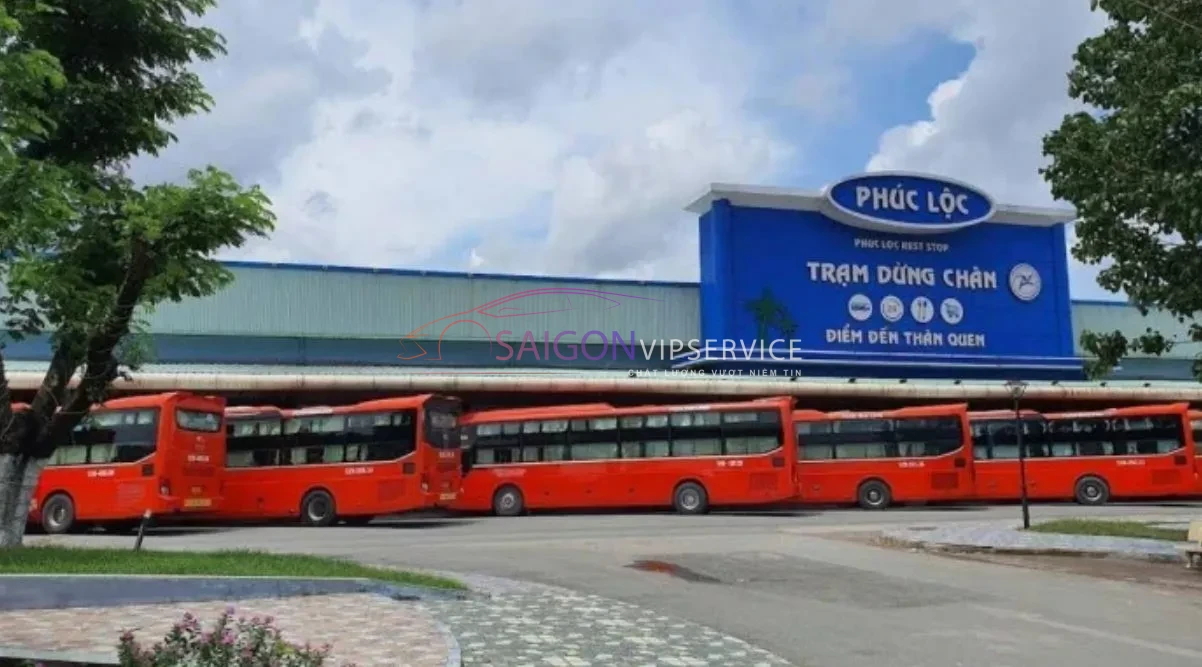 Hình ảnh Trạm dừng chân Phúc Lộc với không gian rộng rãi, phục vụ cơm phần và các món ăn nhanh cho hành khách đường dài.