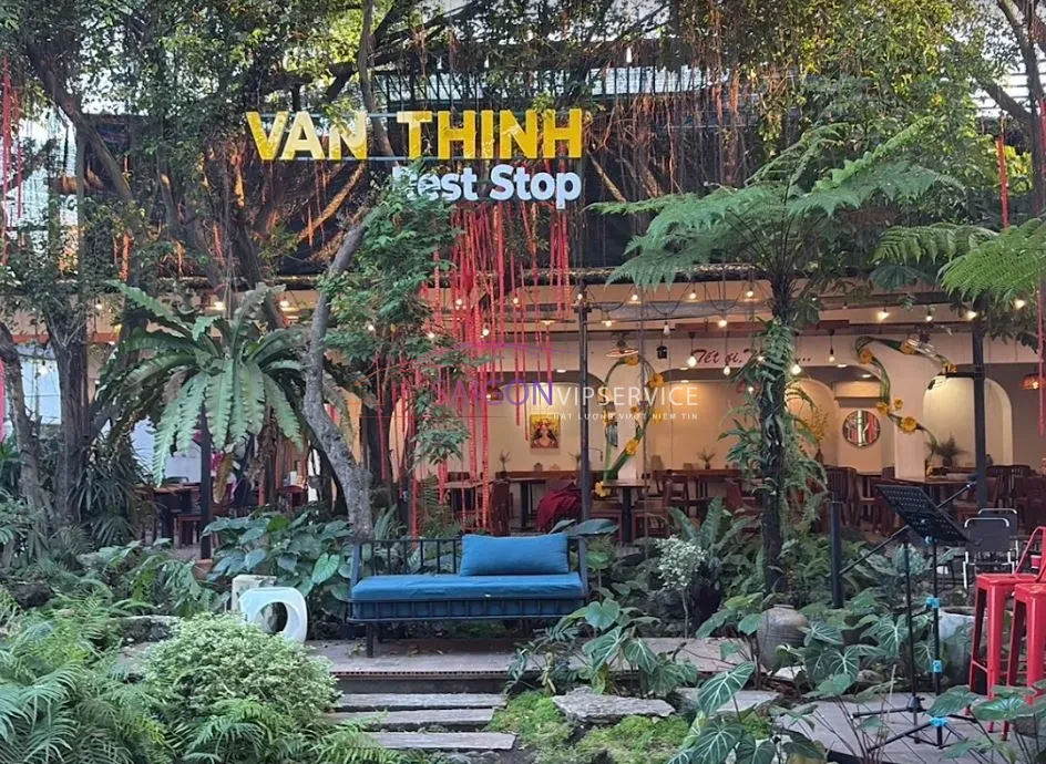 Hình ảnh Trạm dừng chân Vạn Thịnh đầu cao tốc TP.HCM – Trung Lương với không gian vườn nhiệt đới và hồ cá Koi thư giãn.
