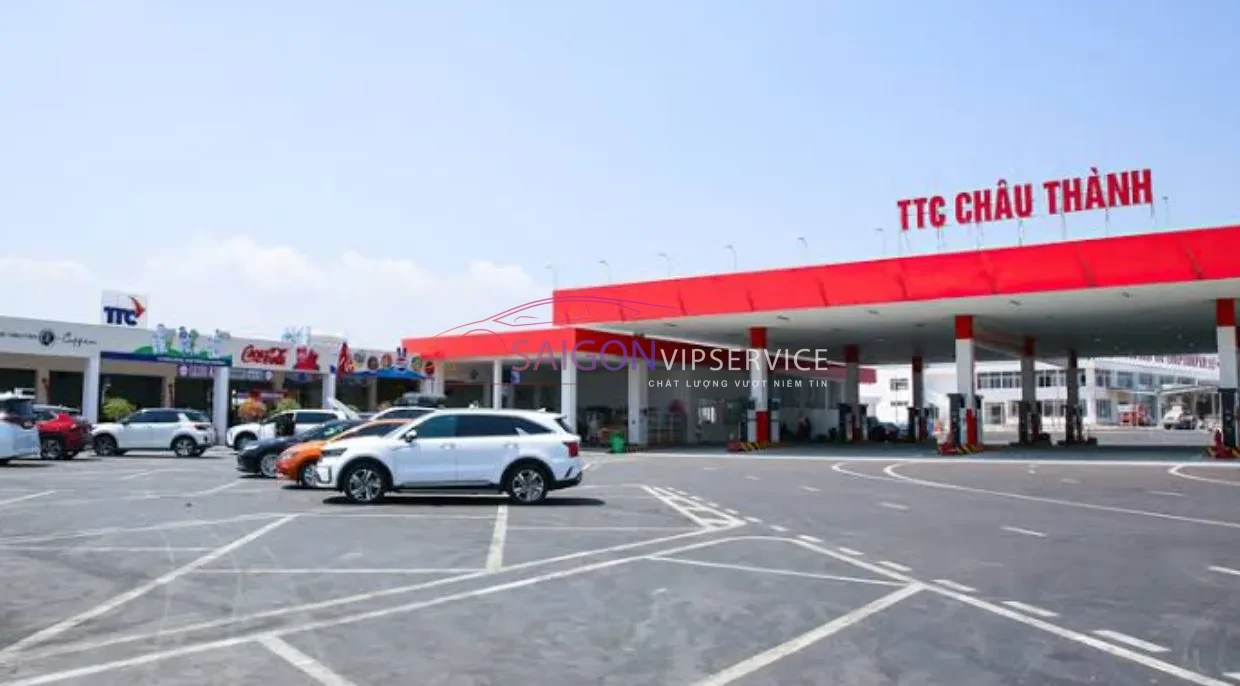 Hình ảnh Trạm dừng nghỉ hiện đại TTC Châu Thành tại Km205+092 cao tốc Vĩnh Hảo – Phan Thiết, tích hợp nhà hàng và trạm sạc.