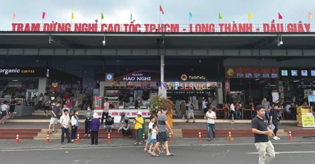 Hình ảnh tổng quan Trạm nghỉ cao tốc Long Thành – Dầu Giây (Km41+100), cung cấp dịch vụ ăn uống, giải khát và bãi đỗ xe tiện lợi trên tuyến cao tốc.