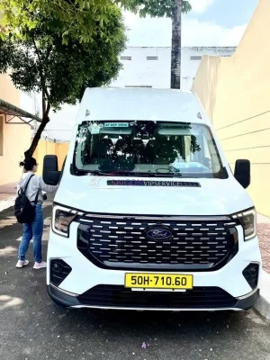 Ảnh góc chính diện phần đầu xe 16 chỗ màu trắng.
