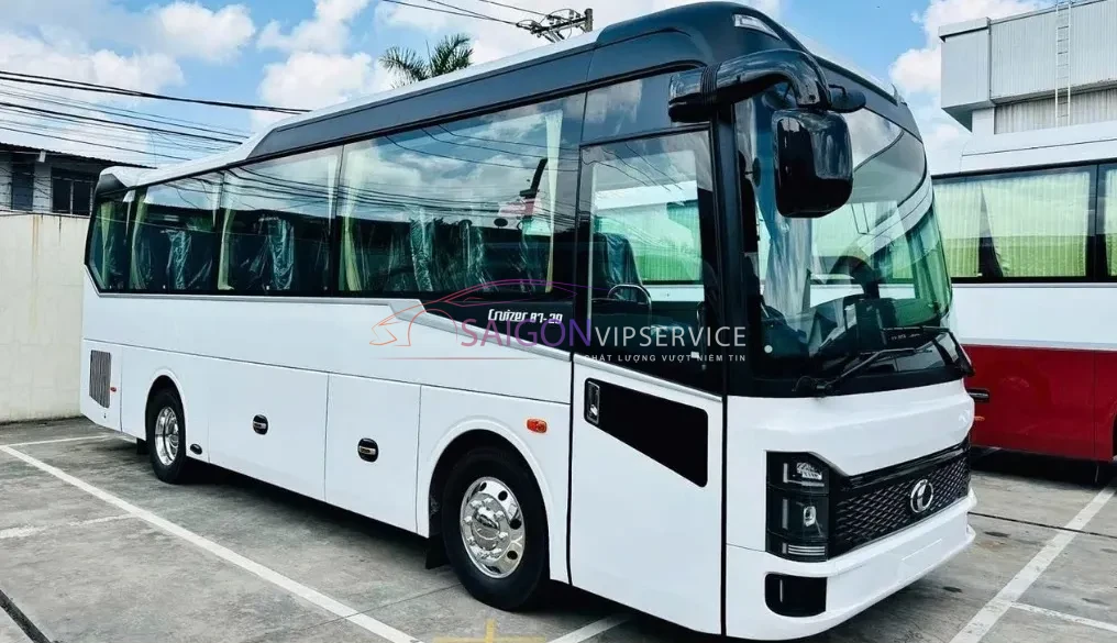 Xe 29 chỗ Thaco Cruizer 87S màu trắng phối xanh đen